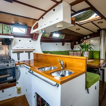Velero Vintage Lanzarote 보트호텔 *